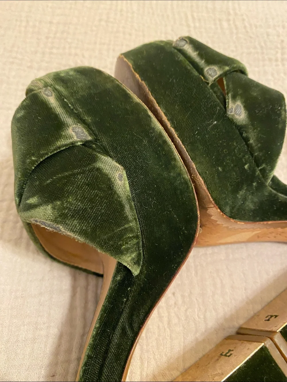 Tory Burch Dark Green Velvet Platform Sandals. Size 8.5